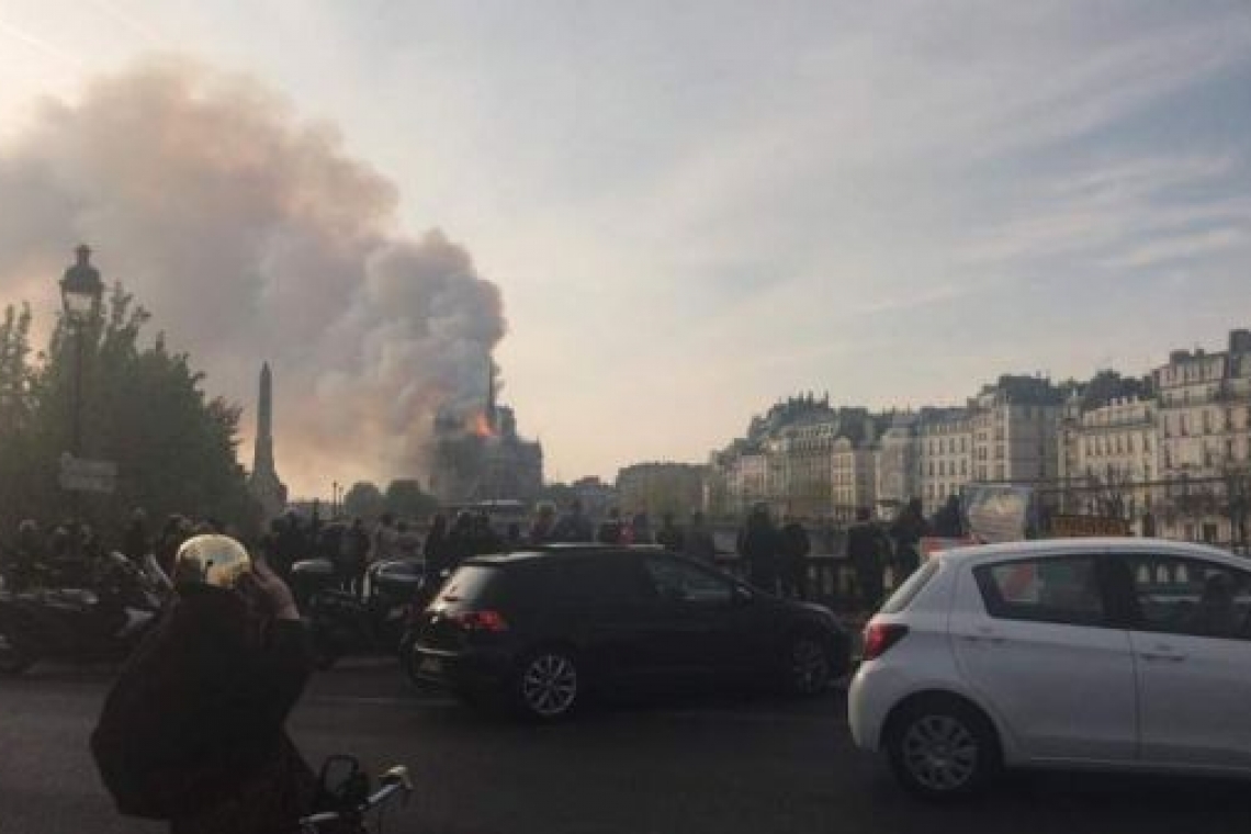 Arde simbolul Parisului! Incendiu puternic la Catedrala Notre Dame